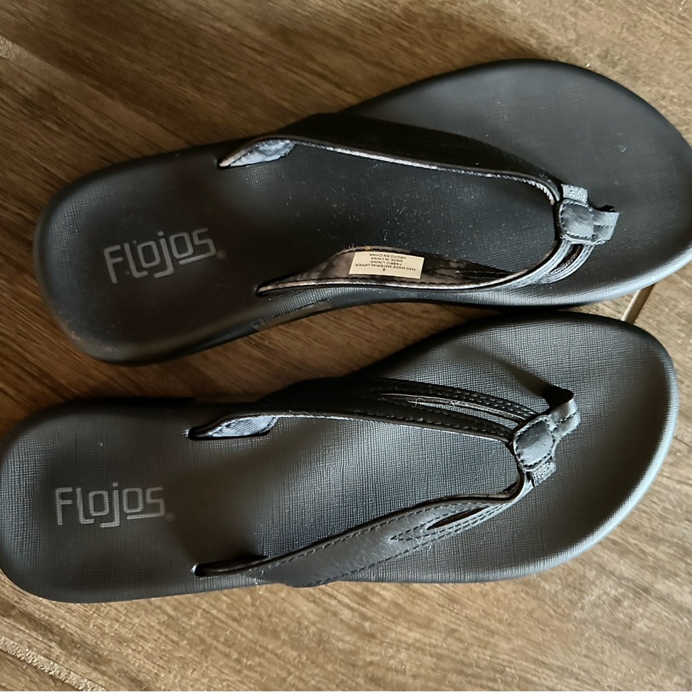 Women’s black foam sandals